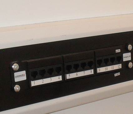 Internal buzz bar setup for simple office distribution.